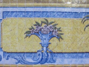 Na zidovima kuća i zgrada su keramičke ukrasne pločice azulejo