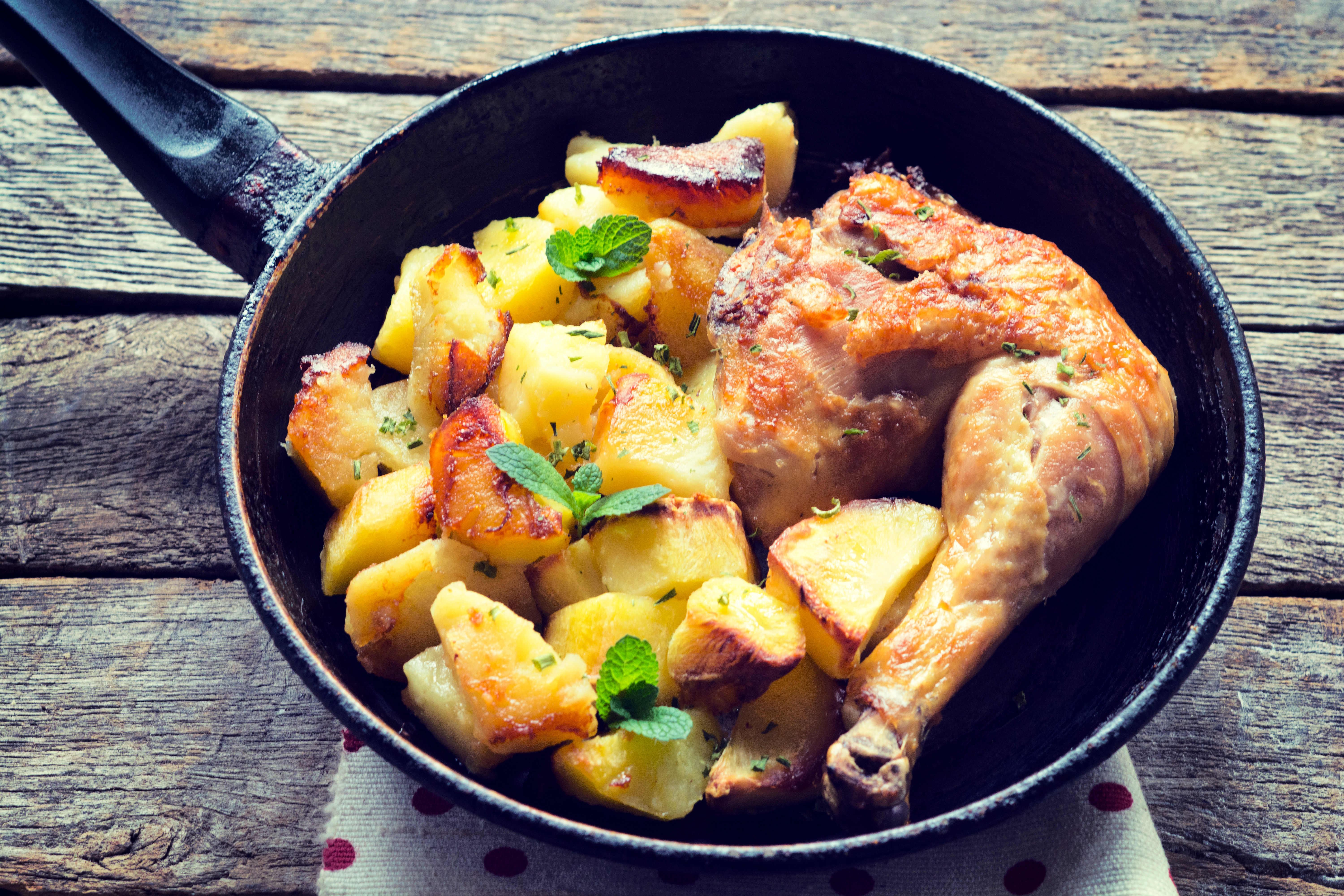 Куриные грудки рецепт на сковороде быстро. Жареная картошка с курицей на сковороде. Картофель с курицей. Жареная курица с картошкой. Жареный картофель с курицей.