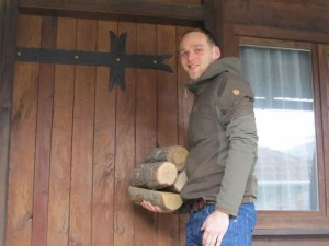 Torben unosi drva u kuću u kojoj je živeo mesec dana
