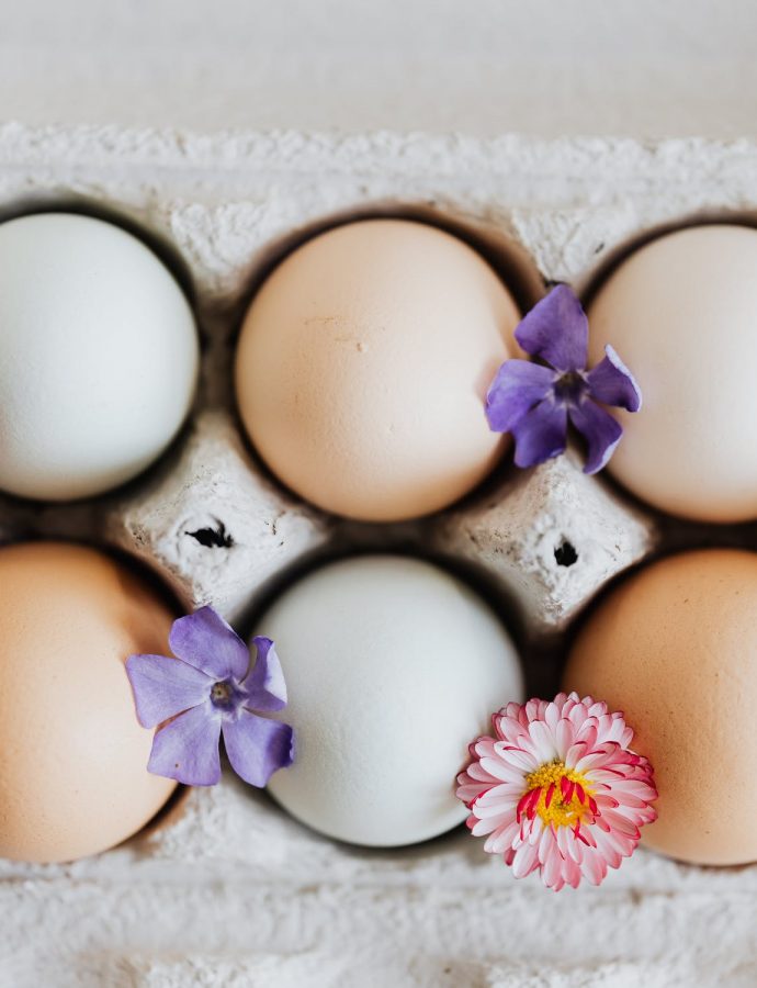 Kako da obojite jaja cveklom, malinom, kurkumom…